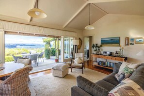 TV, DVD player - Tiri Heights - Elegant Coastal Retreat (Waiheke Island)