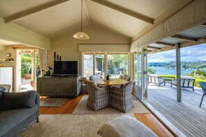 TV, DVD player - Tiri Heights - Elegant Coastal Retreat (Waiheke Island)