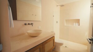 Shower, hair dryer, towels, soap - El Canario, double room with garden in Casa Sofia Center (Mérida)