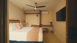 Iron/ironing board, WiFi, bed sheets - El Canario, double room with garden in Casa Sofia Center (Mérida)