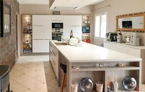 Fridge, microwave, oven, stovetop - Maison avec piscine privée (Marguerittes)