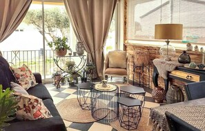 TV - Maison avec piscine privée (Marguerittes)
