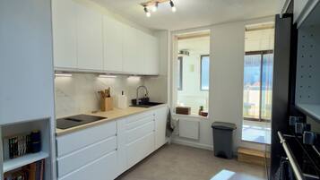 Réfrigérateur, micro-ondes, four, plaque de cuisson