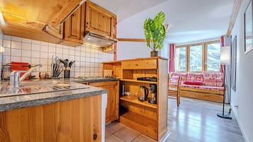 Appartement Confort, vue montagne | Cuisine privée | Mini réfrigérateur, micro-ondes, four, plaque de cuisson