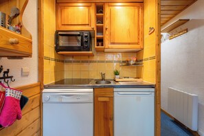 Appartement Confort, vue sur la montagne | Cuisine privée | Mini-réfrigérateur, four à micro-ondes, un four, surface de cuisson