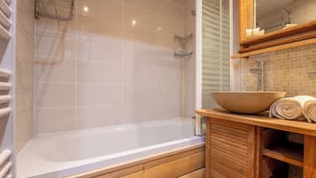 Appartement Confort, vue montagne | Ăquipements de salle de bain | Articles de toilette gratuits, sĂšche-cheveux, serviettes fournies, savon