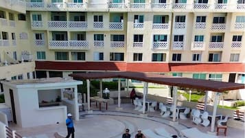 Comfort Studio Suite, Multiple Beds, Ground Floor | Rooftop pool | Outdoor pool, open 7:00 AM to 9:00 PM, pool umbrellas, pool loungers