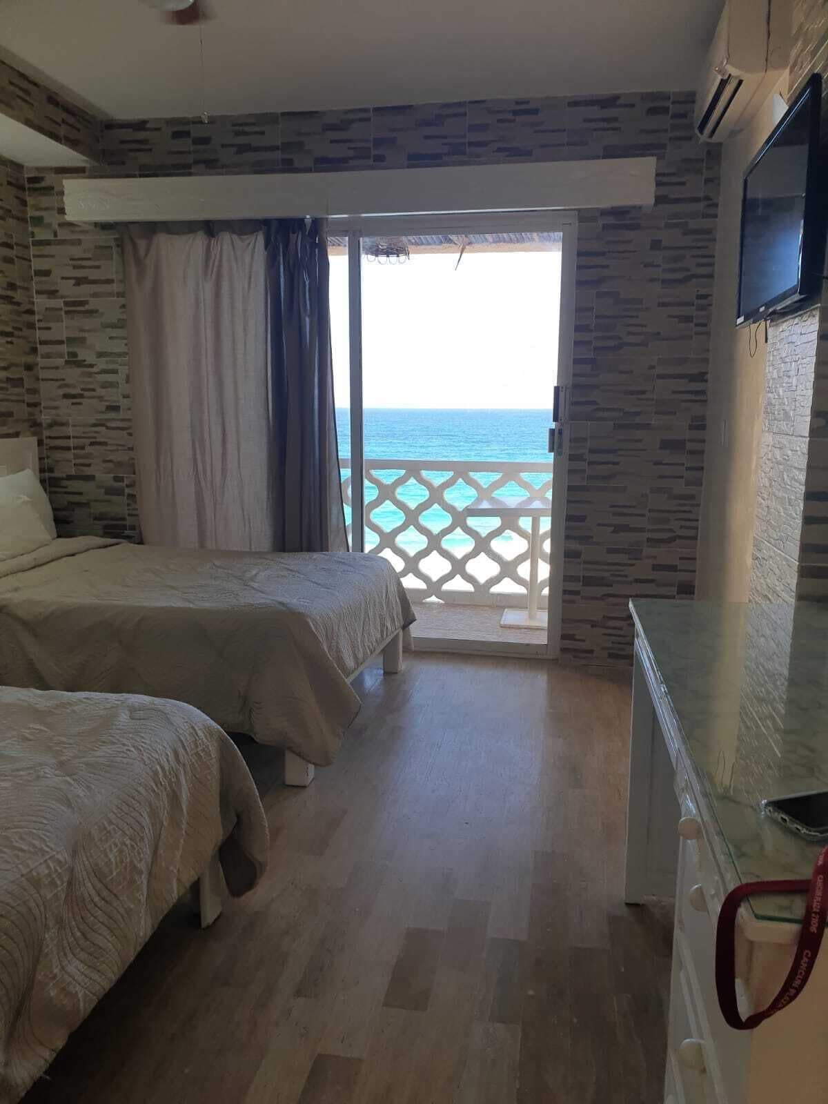 Estudio, 2 camas Queen size, vista a la playa | Espacio para trabajar con laptop y wifi gratis 