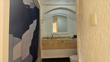 Comfort Studio Suite, Multiple Beds, Ground Floor | Bathroom | Shower, towels, soap, shampoo