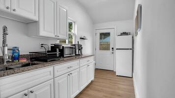 Kühlschrank, Mikrowelle, Wasserkocher mit Kaffee-/Teezubehör, Toaster