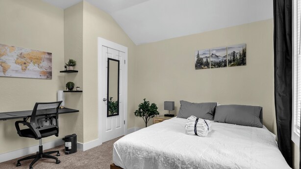 A bedroom with a bed, desk, chair, and a door. - Modern Apartment Stay with Fast Wi-Fi and Workspace (Portsmouth)