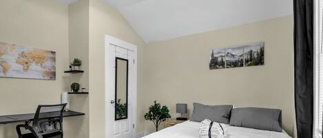 Escritorio, wifi gratis y ropa de cama