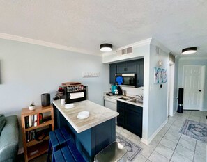 Fridge, microwave, stovetop, dishwasher - The Jellyfish – Resort-style (Galveston)