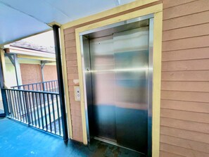 Interior - The Jellyfish – Resort-style (Galveston)