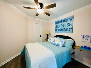WiFi, bed sheets - The Jellyfish – Resort-style (Galveston)