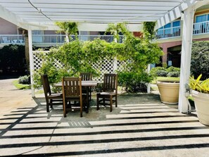 Outdoor dining - The Jellyfish – Resort-style (Galveston)
