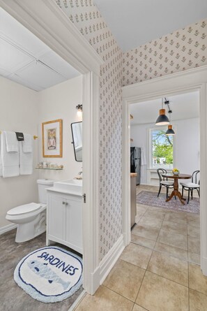 Haartrockner, Handtücher, Seife, Toilettenpapier