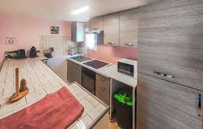 Refrigerador, microondas, horno y cafetera y tetera 