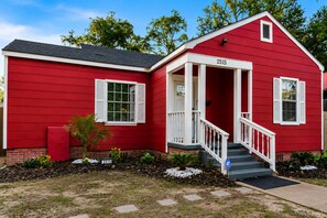 Exterior detail - Cozy 2-bedroom cottage in serene area in Gulfport only 3 minutes from the beach (Gulfport)