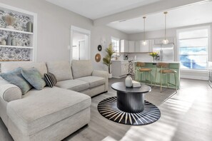 Living area - Cozy 2-bedroom cottage in serene area in Gulfport only 3 minutes from the beach (Gulfport)
