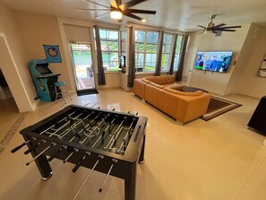 Games room - Large 10 person lake front 4-bedroom Jacuzzi home in Hallandale Beach (Hallandale Beach)