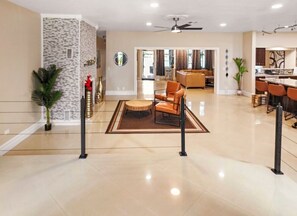 Interior - Large 10 person lake front 4-bedroom Jacuzzi home in Hallandale Beach (Hallandale Beach)