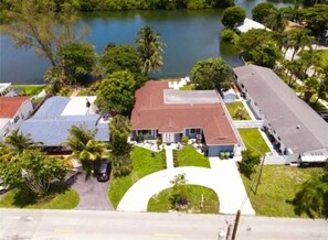Exterior - Large 10 person lake front 4-bedroom Jacuzzi home in Hallandale Beach (Hallandale Beach)
