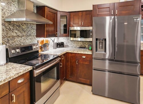 Large 10 person lake front 4-bedroom Jacuzzi home in Hallandale Beach