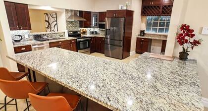 Large 10 person lake front 4-bedroom Jacuzzi home in Hallandale Beach