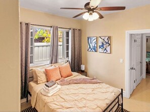 4 bedrooms, desk, iron/ironing board, travel cot - Large 10 person lake front 4-bedroom Jacuzzi home in Hallandale Beach (Hallandale Beach)