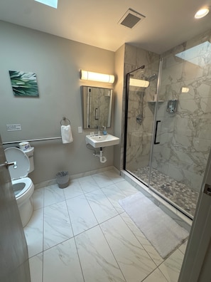 Room 307 | Baño | Secadora de cabello, jabón, shampoo, papel de baño 