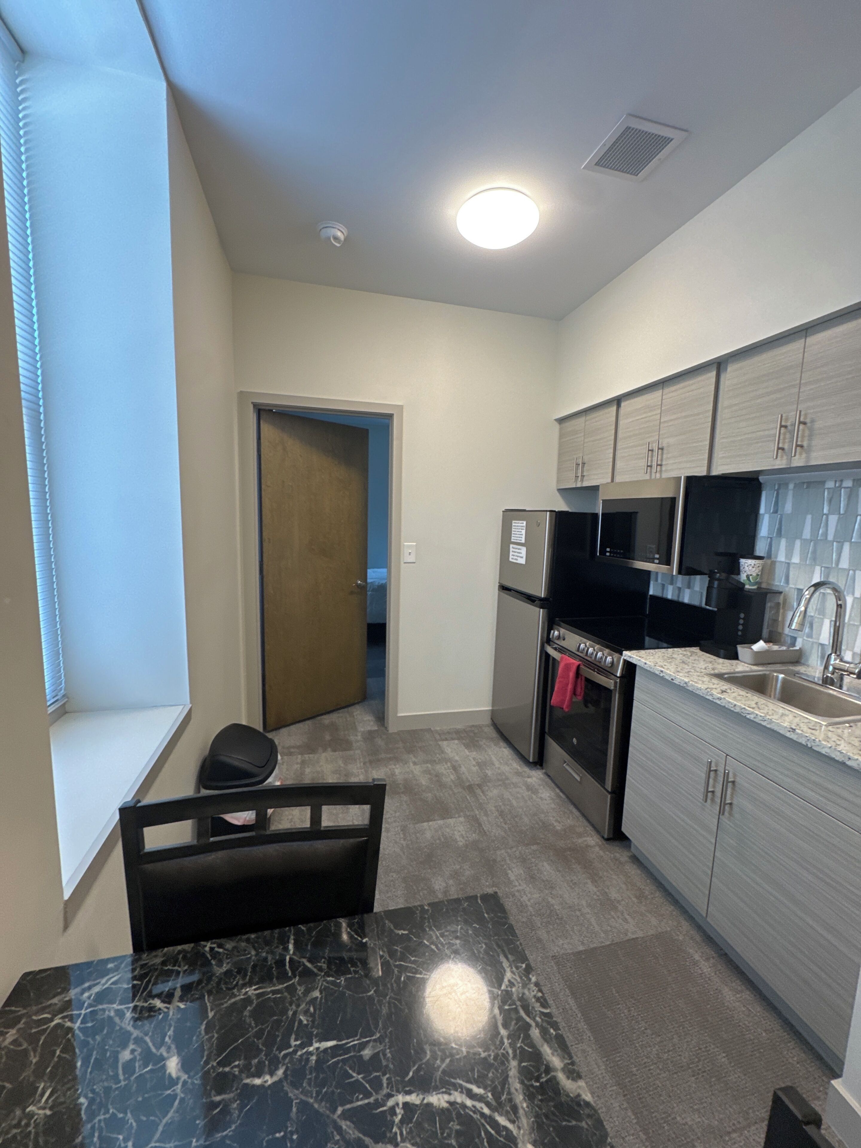 Room 204 | Cocina privada | Refrigerador con congelador, microondas, horno y parrilla de estufa 