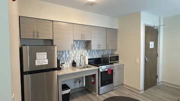 Room 307 | Dapur pribadi | Lemari es besar, microwave, oven, dan kompor