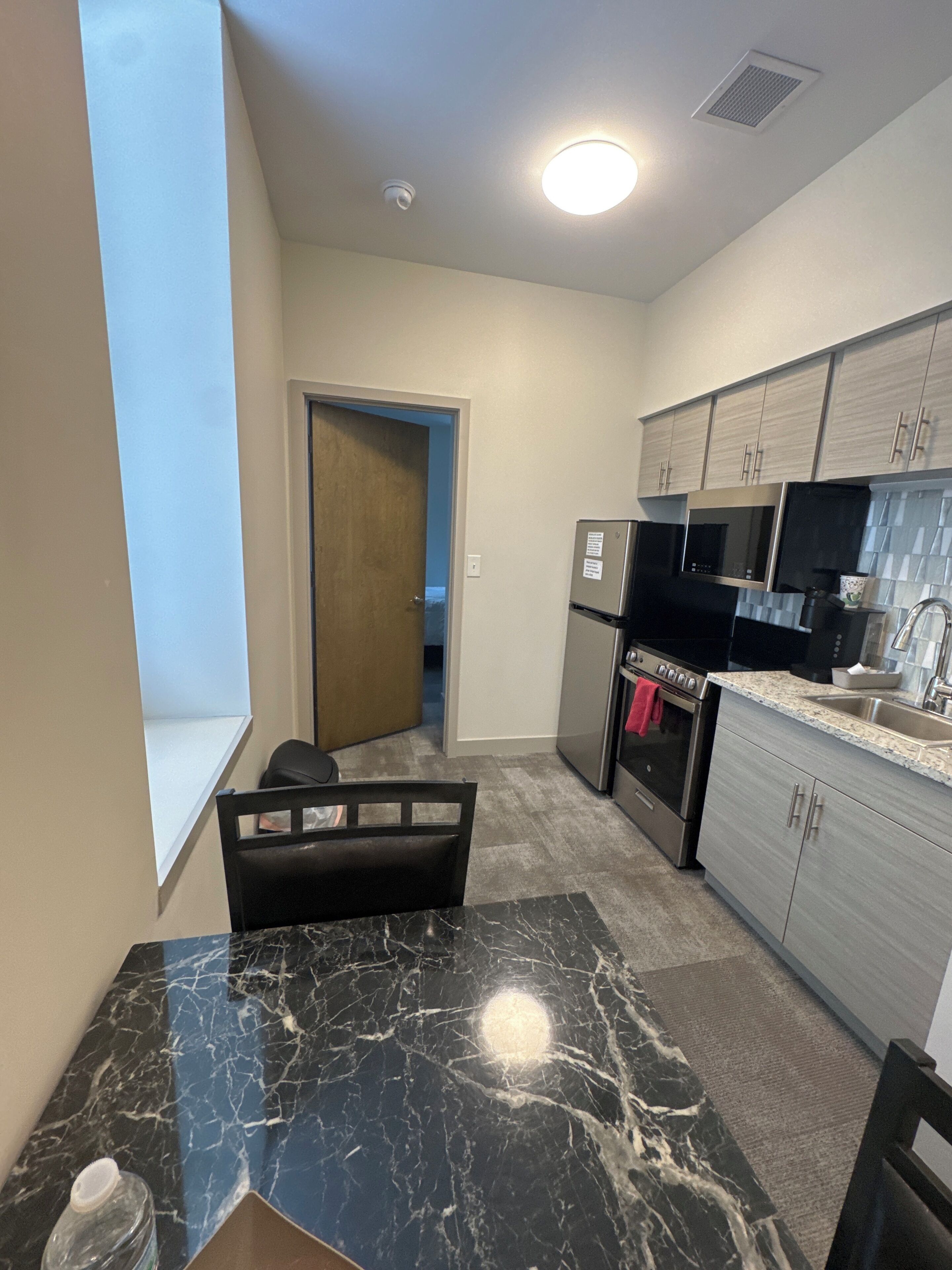 Room 205 | Dapur pribadi | Lemari es besar, microwave, oven, dan kompor