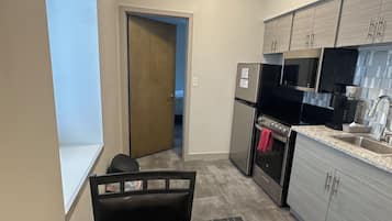 Room 205 | Dapur pribadi | Lemari es besar, microwave, oven, dan kompor