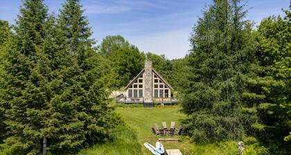 Private Lake • Sleeps 16 • Hot Tub • Game Room