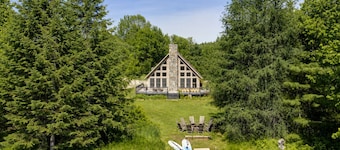 Private Lake • Sleeps 16 • Hot Tub • Game Room