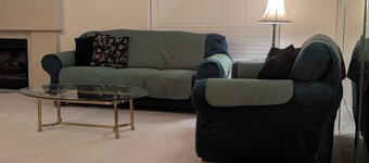 Spacious 3bd/2ba river getaway with RV/Boat parking