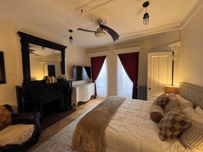 Peaceful 1-bedroom suite in boutique guesthouse with AC in vibrant New York