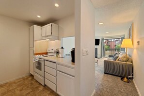 Private kitchen - Cozy 2BR Condo @Auburn | Near Shopping & Highways (Auburn)