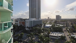 Ett högt hotell med modern design, utrustat med flera balkonger och utsikt över den omgivande stadsbilden.