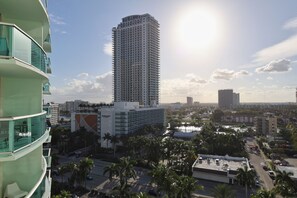 Exterior - Oceanfront Paradise Suite - Ocean, Pool & Gym (Hollywood)