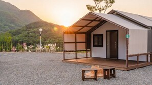 A small, single-story building with a sloped roof, a door, and a window. - Pocheon Youngyoung Glamping (Pocheon)