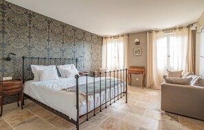 Iron/ironing board, free WiFi - Château avec piscine privée (Valréas)