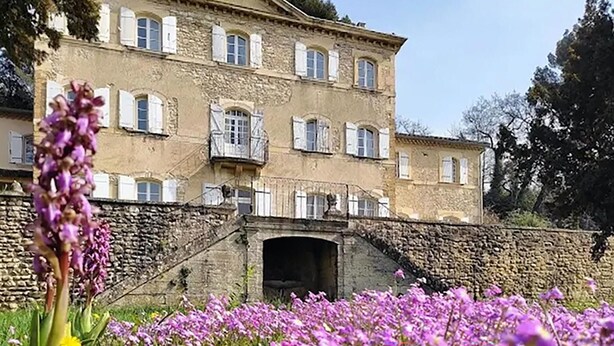 A large stone building with multiple windows and a central entrance. - Château avec piscine privée (Valréas)