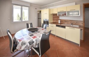 Fridge, microwave, oven, stovetop - Gorgeous home in Villes- sur- Auzon with WiFi (Villes- sur- Auzon)