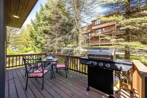 Outdoor dining - Walkable Stone Ridge Townhouse, Village & HoliMont (Ellicottville)