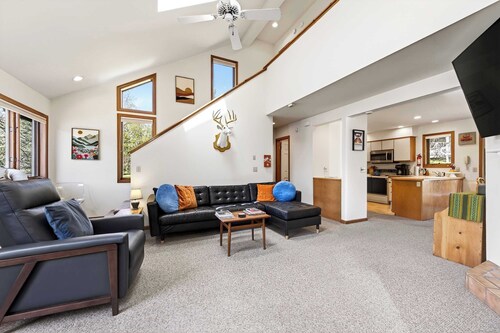Walkable Stone Ridge Townhouse, Village & HoliMont