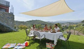 Outdoor dining - Holiday apartment with air conditioning, balcony and pool (Imperia)