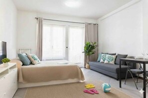 1 bedroom, WiFi - Studio with air conditioning and balcony (Imperia)